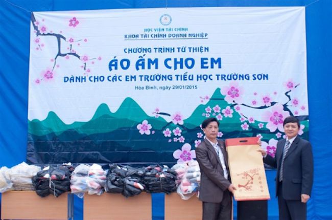 Băng rôn từ thiện của Học viện Tài Chính về chương trình Áo ấm cho em