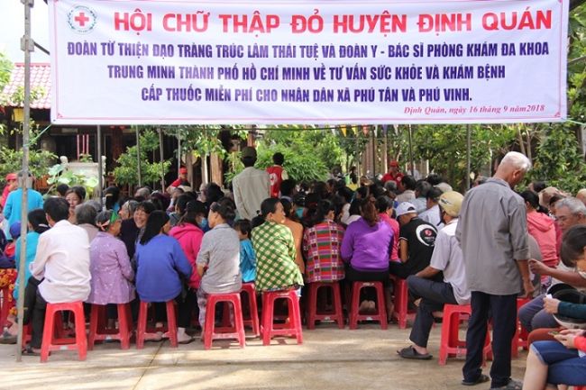 Băng rôn từ thiện về việc Cấp thuốc miễn phí cho người dân