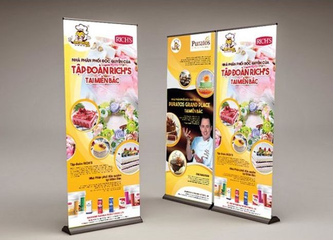 Standee khai trương của một cửa hàng đồ ăn