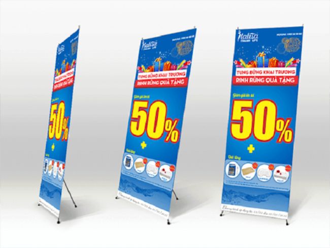 Standee khai trương thông báo về việc giảm giá 50% nhân sự kiện này